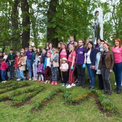 Чорнобривців насіяла мати..